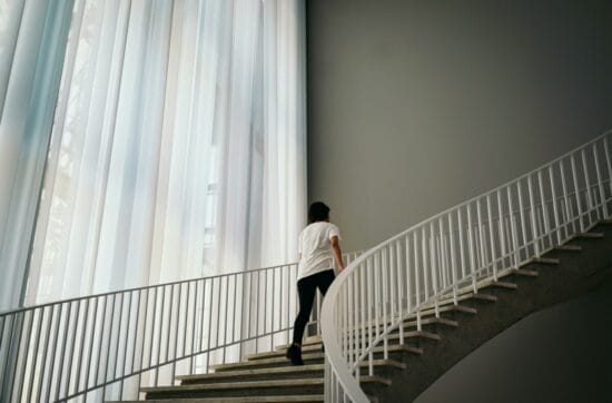 Person steigt eine Treppe hinauf – Symbol für Fortschritt, Entwicklung und therapeutischen Erfolg